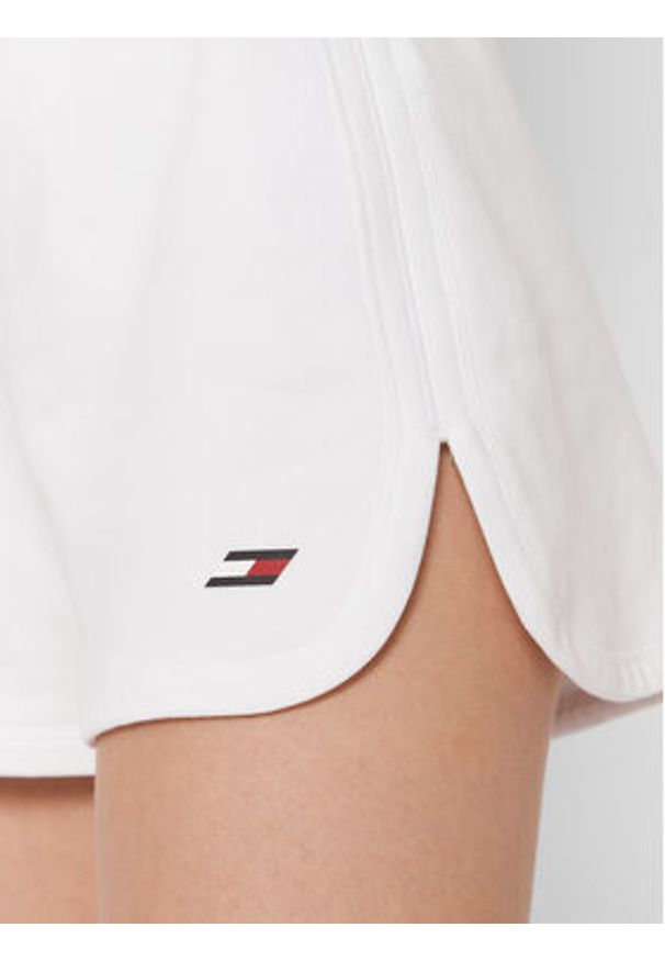 TOMMY HILFIGER - Tommy Hilfiger Szorty sportowe Tape S10S101432 Biały Regular Fit. Kolor: biały. Materiał: bawełna