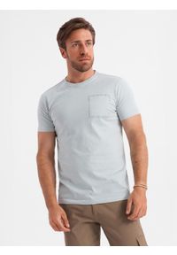 Ombre Clothing - Bawełniany męski t-shirt z nadrukiem na kieszonce – jasnoszary V10. Okazja: na co dzień. Kolor: szary. Materiał: bawełna. Wzór: nadruk. Styl: casual #9