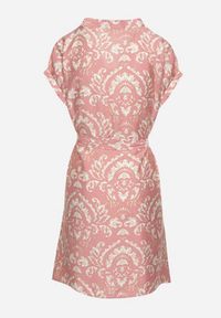 Born2be - Różowa Pudełkowa Sukienka z Wiązaniem w Talii w Abstrakcyjny Wzór Namsioli. Okazja: do pracy. Kolor: różowy. Materiał: jeans