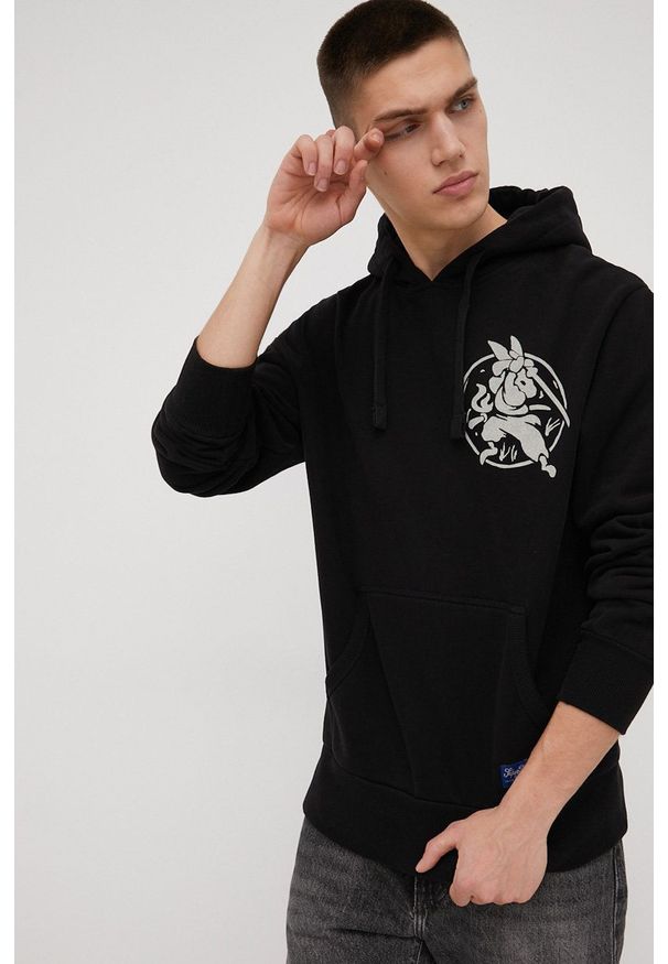 Superdry bluza bawełniana męska kolor czarny z kapturem z nadrukiem. Typ kołnierza: kaptur. Kolor: czarny. Materiał: bawełna. Wzór: nadruk