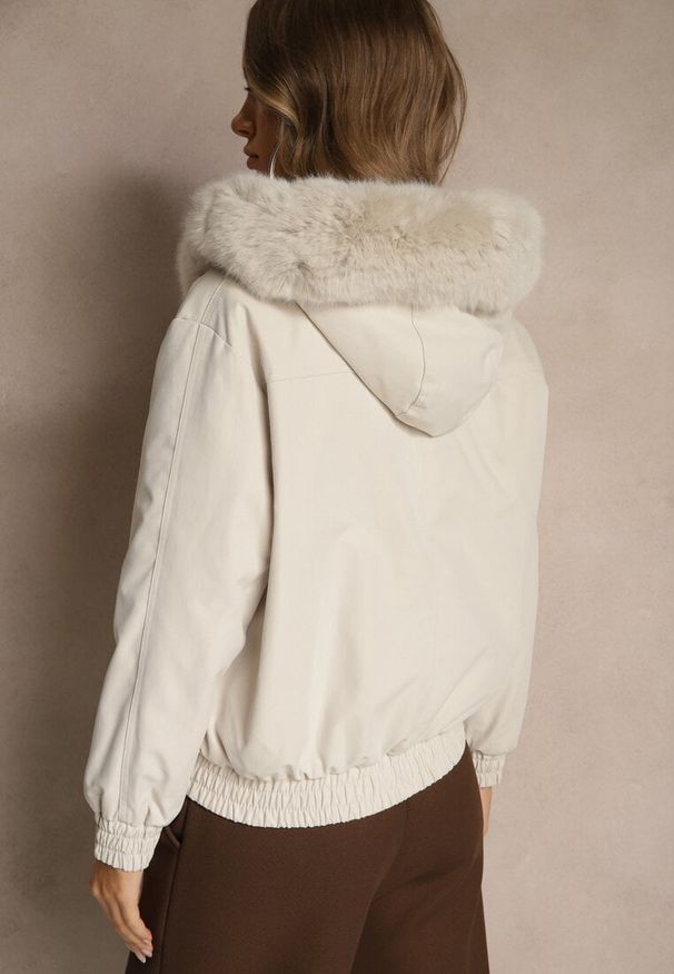 Renee - Jasnobeżowa Kurtka o Kroju Bomberki z Kapturem i Futerkiem Rafenea. Okazja: na co dzień. Typ kołnierza: kaptur. Kolor: beżowy. Materiał: futro. Styl: casual, klasyczny