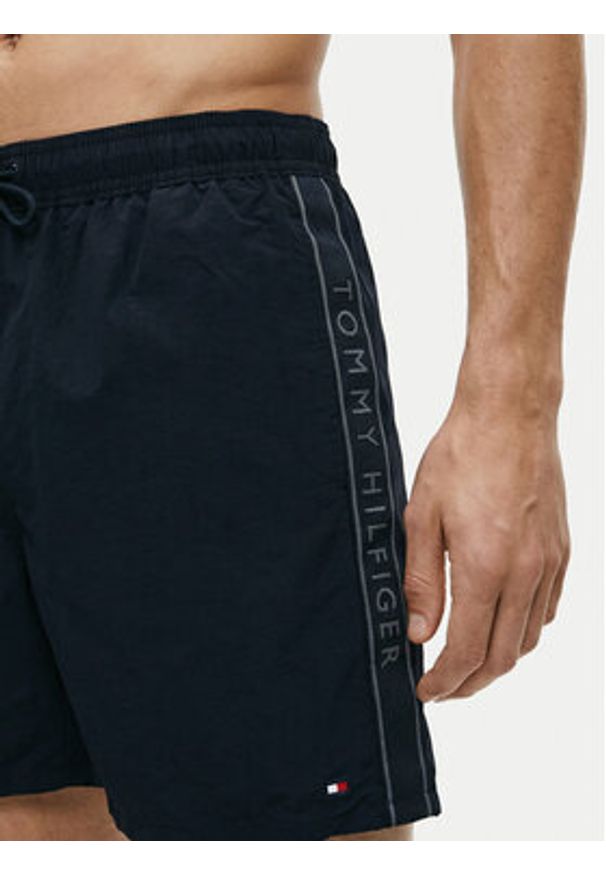 TOMMY HILFIGER - Tommy Hilfiger Szorty kąpielowe UM0UM03730 Granatowy Regular Fit. Kolor: niebieski. Materiał: syntetyk