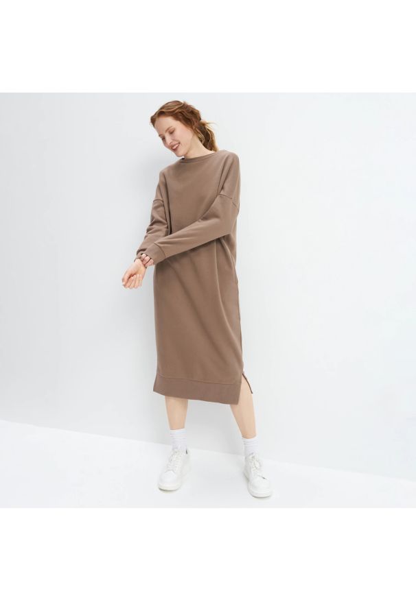 Mohito - Sukienka dresowa Eco Aware - Beżowy. Kolor: beżowy. Materiał: dresówka