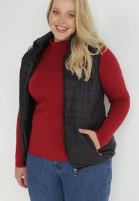 Born2be - Czarna Kamizelka Pikowana Lass. Okazja: na co dzień. Kolekcja: plus size. Kolor: czarny. Materiał: materiał. Długość rękawa: długi rękaw. Długość: długie. Styl: casual #4