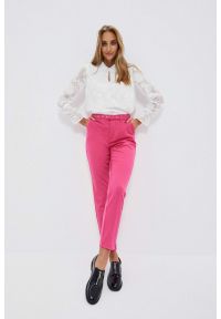 MOODO - Spodnie cygaretki z paskiem różowe. Kolor: różowy. Materiał: elastan, poliester, wiskoza