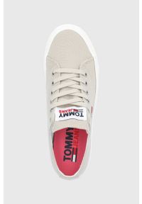 Tommy Jeans tenisówki EN0EN01673.ACM.FLATFOR damskie kolor beżowy. Nosek buta: okrągły. Zapięcie: sznurówki. Kolor: beżowy. Materiał: bawełna, guma. Obcas: na platformie #3