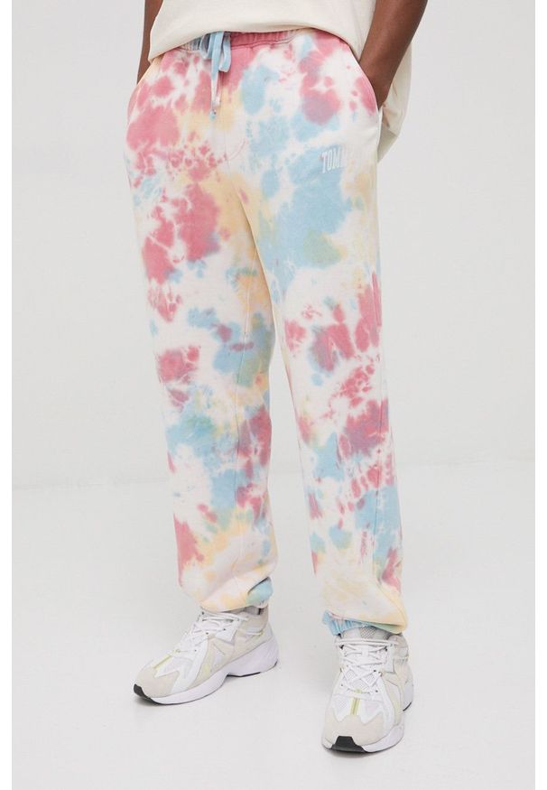 Tommy Jeans spodnie bawełniane męskie wzorzyste. Materiał: bawełna. Wzór: nadruk