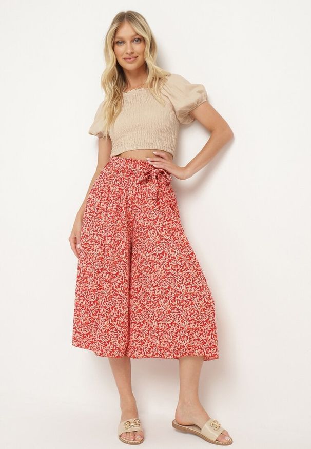 Born2be - Czerwone Szerokie Spodnie Typu Szwedy z Plisowanego Materiału z Gumką i Paskiem w Talii Hurefia. Okazja: na co dzień. Kolor: czerwony. Materiał: materiał. Styl: klasyczny, casual, elegancki