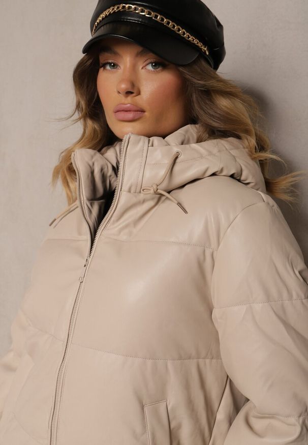 Renee - Beżowa Kurtka z Ekoskóry z Pikowanymi Przeszyciami Kapturem i Kieszeniami Seledi. Okazja: na co dzień, do pracy. Kolor: beżowy. Materiał: jeans. Styl: casual, elegancki