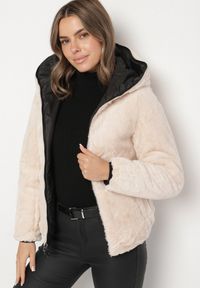 Born2be - Czarno-Beżowa Pikowana Kurtka z Kapturem o Dwustronnym Kroju Tahalia. Okazja: na spacer. Typ kołnierza: kaptur. Kolor: czarny. Materiał: wełna, poliester, jeans, dzianina, futro #3