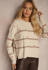 Renee - Beżowy Sweter w Paski Ozdobiony Haftowanymi Sercami Nerissea. Okazja: na co dzień. Kolor: beżowy. Wzór: aplikacja, paski, haft. Styl: klasyczny, casual #4
