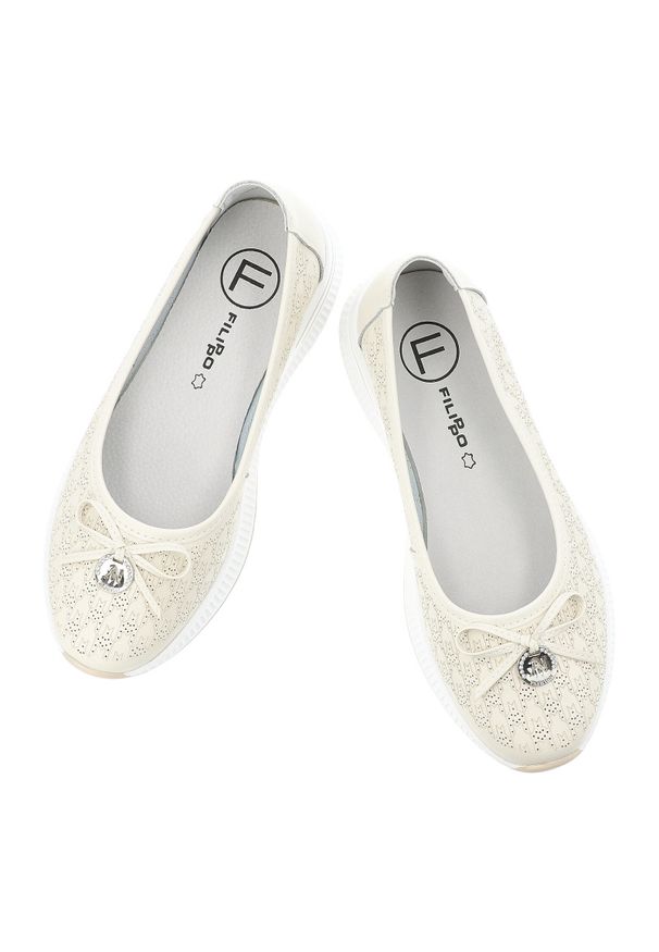 Półbuty damskie Filippo, cholewka ze skóry naturalnej z subtelną perforacją wsuwany fason z ozdobną kokardą, beżowe, DP6718/26. Kolor: beżowy. Materiał: skóra. Szerokość cholewki: normalna