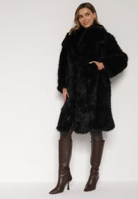 Born2be - Czarny Jednorzędowy Płaszcz Futro z Szerokim Kołnierzem Wedinalia. Okazja: do pracy, na co dzień. Typ kołnierza: golf. Kolor: czarny. Materiał: futro. Styl: elegancki, casual #1