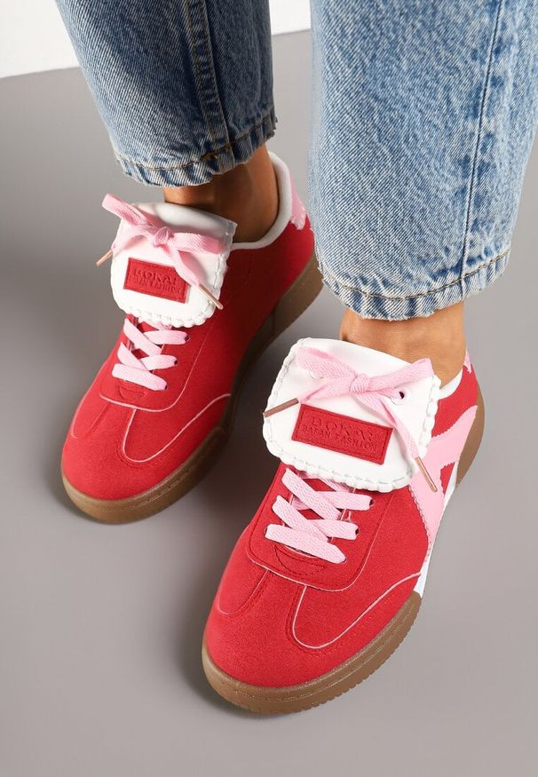 Born2be - Czerwono-Różowe Sneakersy Tenisówki z Ozdobnym Językiem Alaviela. Okazja: na co dzień. Kolor: czerwony. Materiał: jeans. Wzór: aplikacja