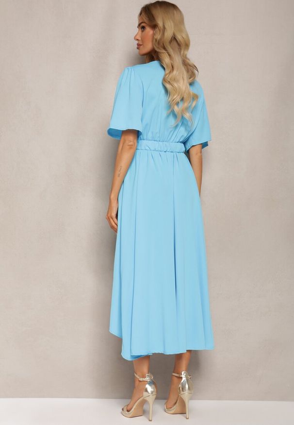 Renee - Niebieska Sukienka o Kopertowym Kroju z Marszczoną Gumką i Paskiem w Talii Dariane. Kolor: niebieski. Długość rękawa: krótki rękaw. Sezon: lato. Typ sukienki: kopertowe. Styl: elegancki