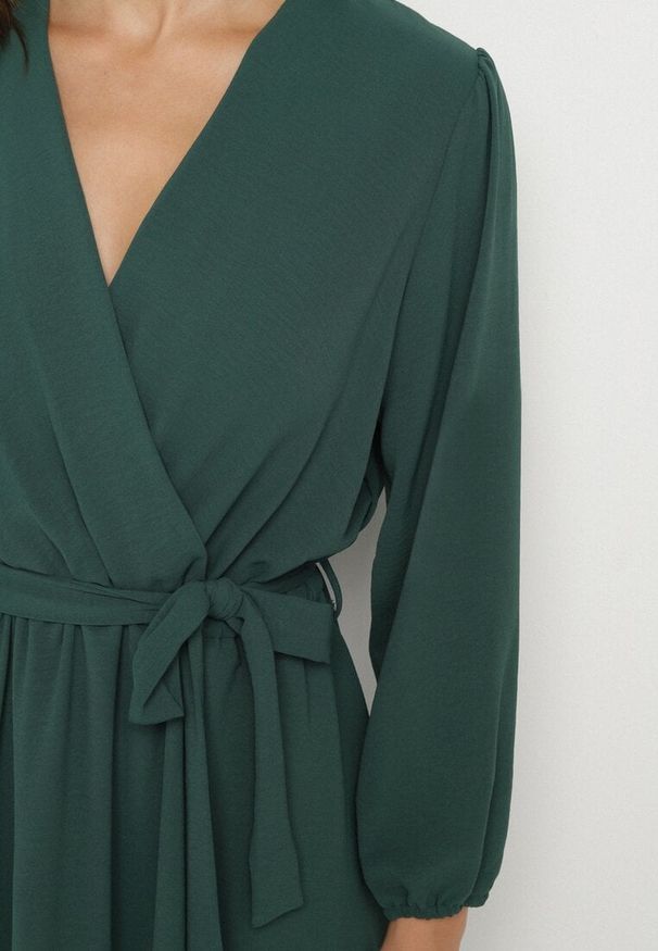 Born2be - Zielona Kopertowa Asymetryczna Sukienka Koktajlowa z Wiskozą Ozdobiona Paskiem Lanoresa. Okazja: na imprezę. Kolor: zielony. Materiał: wiskoza. Wzór: aplikacja. Typ sukienki: asymetryczne, kopertowe. Styl: wizytowy