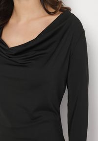 Born2be - Czarna Elegancka Bluzka z Wiskozą i Dekoltem Typu Woda Tatalira. Okazja: na co dzień. Kolor: czarny. Materiał: wiskoza. Długość rękawa: długi rękaw. Długość: długie. Styl: elegancki #5