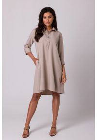Sukienki.shop - Swobodna sukienka z kołnierzykiem guzikami i kieszeniami beż. Kolor: beżowy. Materiał: materiał. Typ sukienki: trapezowe