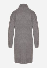 Born2be - Szara Sweterkowa Sukienka z Golfem Wełną i Bawełną Ozdobiona Splotem Reiania. Okazja: do pracy, na co dzień, na spotkanie biznesowe. Typ kołnierza: golf. Kolor: szary. Materiał: wełna, bawełna. Wzór: aplikacja, ze splotem. Typ sukienki: proste. Styl: casual, biznesowy #3