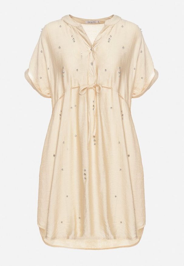 Born2be - Beżowa Pudełkowa Sukienka ze Ściągaczem w Talii Zdobiona Cyrkoniami Pilefia. Typ kołnierza: dekolt w kształcie V. Kolor: beżowy. Długość rękawa: krótki rękaw. Wzór: aplikacja. Styl: elegancki