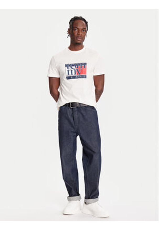 Tommy Jeans T-Shirt DM0DM21977 Biały Regular Fit. Kolor: biały. Materiał: bawełna