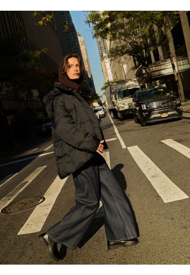 Reserved - Jeansy wide leg - granatowy. Kolor: niebieski