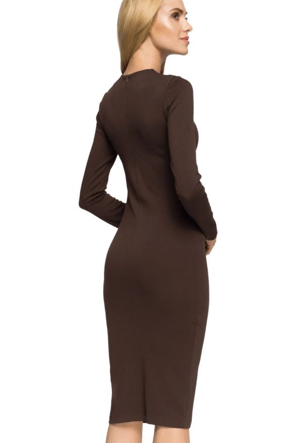 Sukienki.shop - Sukienka dzianinowa ołówkowa dopasowana midi z długim rękawem brązowa. Okazja: do pracy, na co dzień, na spotkanie biznesowe. Kolor: brązowy. Materiał: dzianina. Długość rękawa: długi rękaw. Typ sukienki: ołówkowe. Styl: wizytowy, casual, biznesowy. Długość: midi