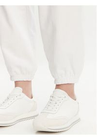 Calvin Klein Jeans Spodnie dresowe Monologo LV047B235G Biały Regular Fit. Kolor: biały. Materiał: bawełna