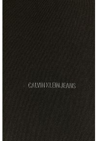 Calvin Klein Jeans - Sukienka. Okazja: na co dzień. Typ kołnierza: kaptur. Kolor: czarny. Materiał: bawełna, dzianina. Długość rękawa: długi rękaw. Wzór: gładki. Typ sukienki: proste. Styl: casual. Długość: mini #3
