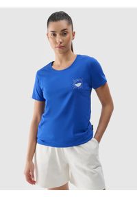 4f - T-shirt regular z nadrukiem damski - kobaltowy. Okazja: na co dzień. Kolor: niebieski. Materiał: bawełna, dzianina, jersey. Długość rękawa: krótki rękaw. Długość: krótkie. Wzór: nadruk. Styl: casual, klasyczny, sportowy #1