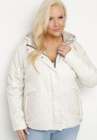 Born2be - Jasnobeżowa Kurtka Pikowana z Kapturem Karbia. Okazja: na co dzień. Typ kołnierza: kaptur. Kolekcja: plus size. Kolor: beżowy. Styl: casual, elegancki #2