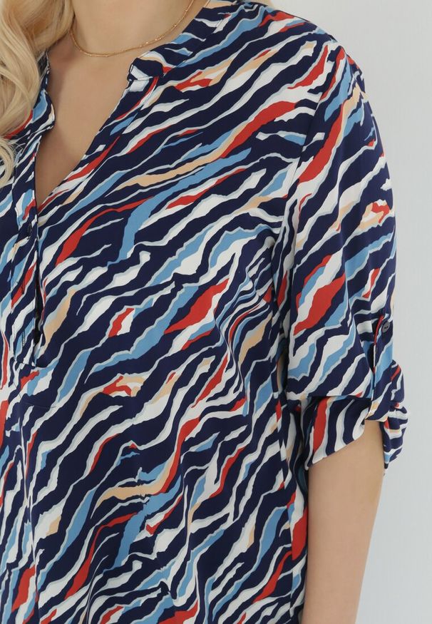 Born2be - Granatowa Wzorzysta Bluzka z Guzikami i Podpinanymi Rękawami Jalea. Okazja: na co dzień. Typ kołnierza: dekolt w serek. Kolekcja: plus size. Kolor: niebieski. Materiał: jeans. Styl: klasyczny, casual
