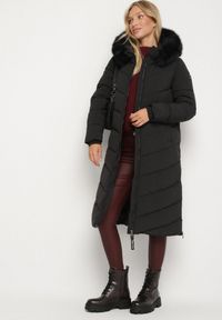 Born2be - Czarna Długa Kurtka z Pikowanymi Przeszyciami i Kapturem z Futerkiem Galella. Okazja: na co dzień. Kolor: czarny. Materiał: futro. Długość: długie. Styl: elegancki, casual, klasyczny #1