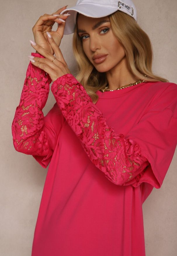 Renee - Fuksjowa Sukienka z Bawełny o Kroju Typu T-shirt z Koronką i Rozcięciami Tanisla. Okazja: na co dzień. Kolor: różowy. Materiał: bawełna, koronka. Wzór: koronka. Typ sukienki: proste, sportowe. Styl: sportowy, casual, elegancki
