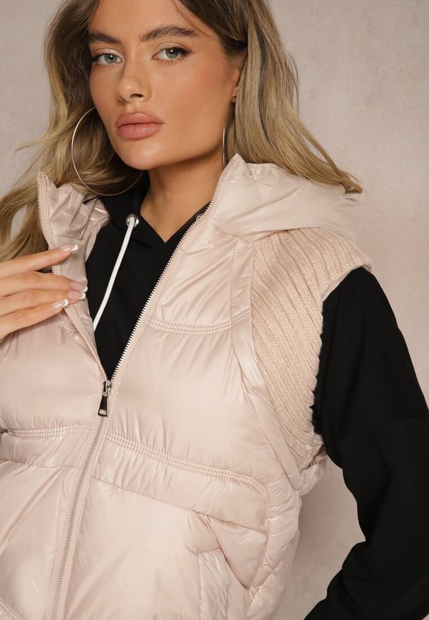 Renee - Jasnoróżowa Kamizelka z Kapturem Wykończona Ściągaczami Timamar. Okazja: na co dzień. Typ kołnierza: kaptur. Kolor: różowy. Materiał: jeans, dzianina, dresówka. Styl: casual