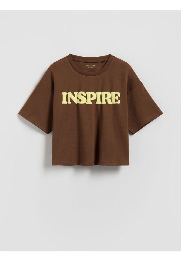 Reserved - Luźny t-shirt z nadrukiem - ciemnobrązowy. Kolor: brązowy. Materiał: bawełna. Wzór: nadruk