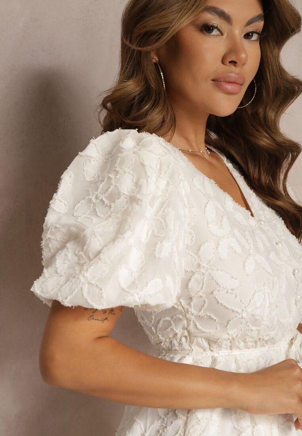 Renee - Jasnobeżowa Koronkowa Sukienka Midi z Wiskozy Olikis. Okazja: na spotkanie biznesowe, do pracy. Kolor: beżowy. Materiał: wiskoza, koronka. Wzór: kwiaty. Styl: biznesowy, elegancki. Długość: midi