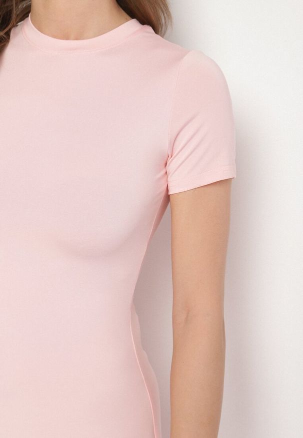 Born2be - Różowa Sukienka o Taliowanym Kroju z Krótkim Rękawem Liravise. Okazja: na co dzień. Kolor: różowy. Długość rękawa: krótki rękaw. Sezon: wiosna, lato. Typ sukienki: rozkloszowane. Styl: klasyczny, casual, elegancki