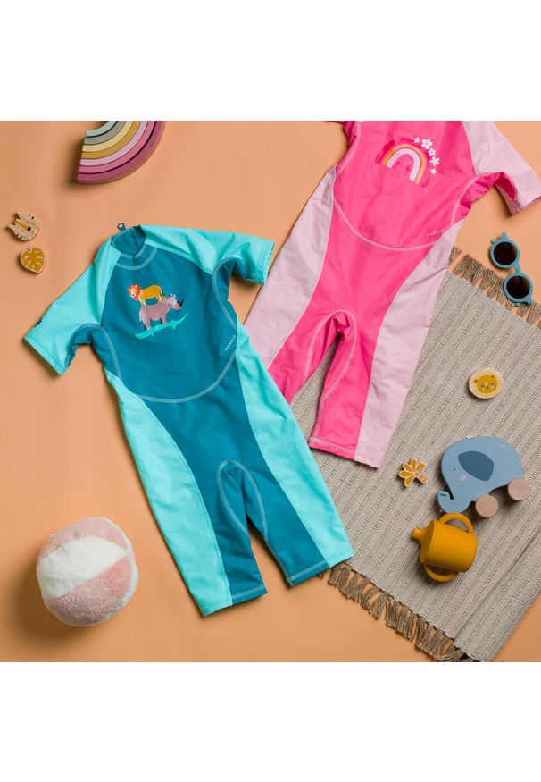 Decathlon - Kombinezon UV dla malucha Nabaiji Kloupi Tęcza. Kolor: czerwony, wielokolorowy, różowy. Materiał: poliester, materiał, elastan