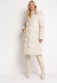 Born2be - Jasnobeżowa Długa Kurtka Płaszcz Zapinana na Suwak i Napy z Kapturem Tasperia. Okazja: do pracy, na co dzień, na spotkanie biznesowe. Typ kołnierza: kaptur. Kolor: beżowy. Materiał: jeans. Długość rękawa: długi rękaw. Długość: długie. Styl: casual, elegancki, biznesowy #1