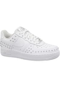 Nike - Buty sportowe Sneakersy damskie, Air Force 1 '07 XX Studded. Kolor: biały. Model: Nike Air Force. Sport: turystyka piesza