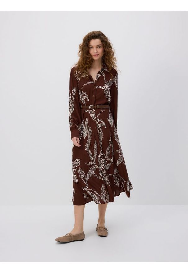 Reserved - Sukienka z paskiem - brązowy. Kolor: brązowy. Materiał: tkanina, wiskoza. Typ sukienki: proste