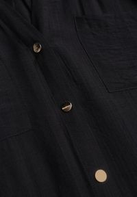 Renee - Czarna Sukienka z Wiskozą o Koszulowym Kroju z Wiązanym Paskiem Rissanni. Kolor: czarny. Materiał: wiskoza. Typ sukienki: koszulowe. Styl: elegancki, klasyczny #7