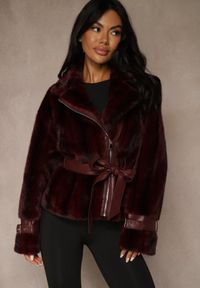 Renee - Bordowa Kurtka Futerko z Paskiem z Imitacji Skóry Zdobiona Klamerkami Jynlisa. Okazja: na co dzień. Kolor: czerwony. Materiał: skóra, futro. Wzór: aplikacja. Styl: casual #1