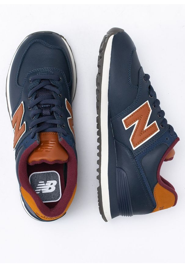 New Balance ML574OMC Sneakersy męskie granatowe. Kolor: niebieski. Materiał: materiał, guma, zamsz. Szerokość cholewki: normalna. Sezon: lato. Model: New Balance 574. Sport: bieganie