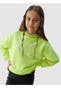 4f - Bluza dresowa crop top nierozpinana z kapturem dziewczęca - zielona. Okazja: na co dzień. Typ kołnierza: kaptur. Kolor: zielony. Materiał: dresówka. Wzór: ze splotem, napisy, gładki. Styl: casual, klasyczny, sportowy #1