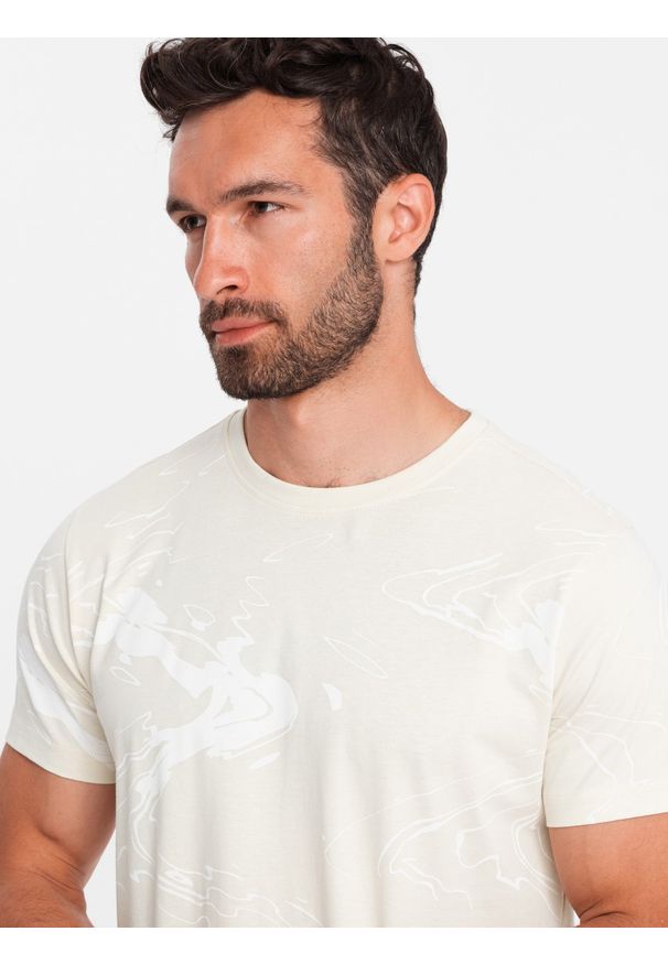Ombre Clothing - Męski bawełniany t-shirt z abstrakcyjnym printem – kremowy V7 - Rozmiar: XL. Kolor: kremowy. Materiał: bawełna. Wzór: nadruk. Sezon: lato. Styl: klasyczny