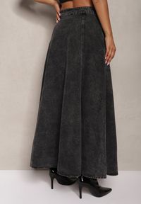Renee - Czarna Bawełniana Spódnica Maxi Rozkloszowana z Jeansu z Ozdobnym Łańcuszkiem Viralle. Kolor: czarny. Materiał: bawełna, jeans. Sezon: lato. Styl: boho, elegancki #3