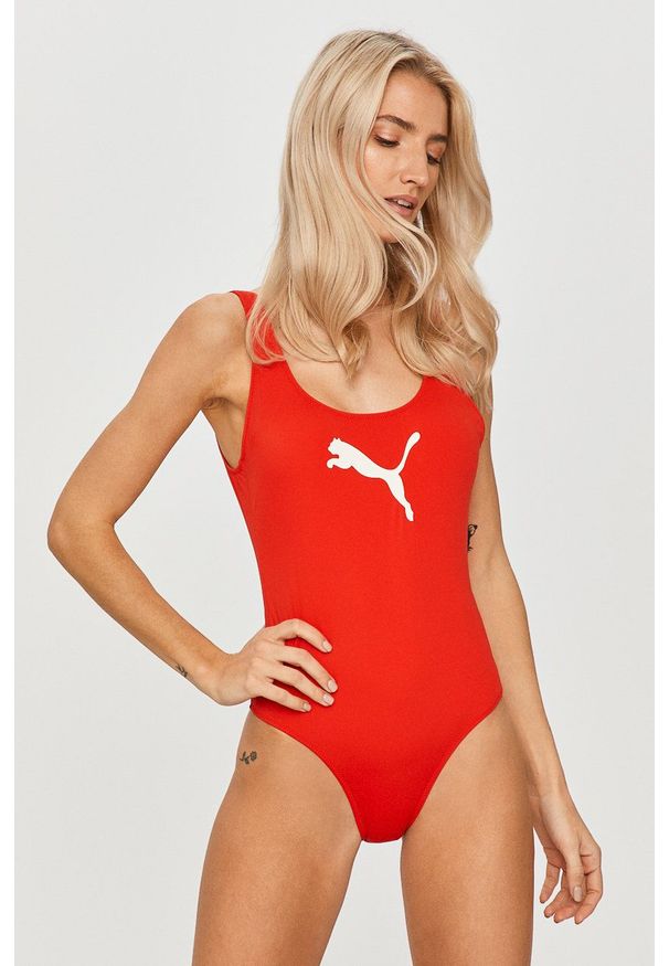 Puma jednoczęściowy strój kąpielowy 907685 kolor czerwony miękka miseczka. Kolor: czerwony. Materiał: skóra, materiał