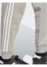 Adidas - adidas Spodnie dresowe Adicolor Classics 3-Stripes Joggers IA4795 Szary Fitted Fit. Kolor: szary. Materiał: bawełna, dresówka